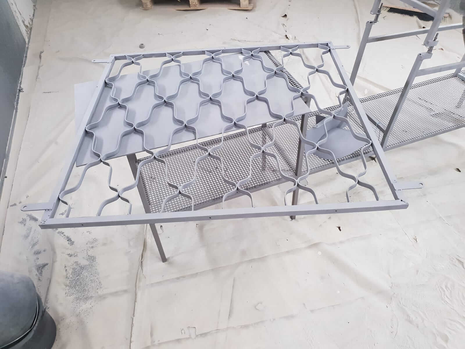 חלק מתכת לאחר ניקוי חול והכנה לצביעה אלקטרוסטטית